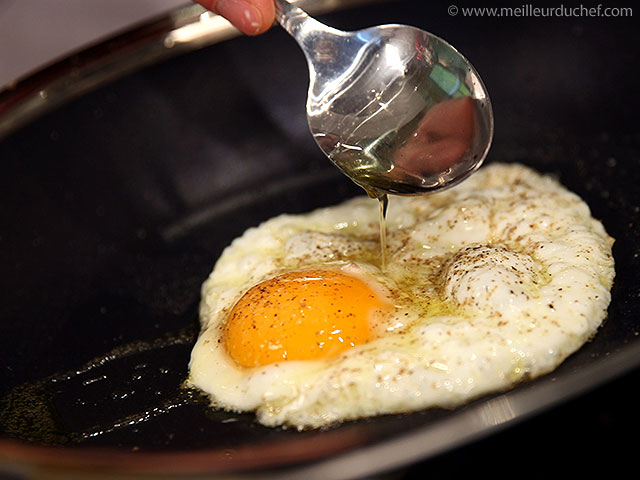 Sauter un œuf  notre recette illustrée  meilleurduchef.com