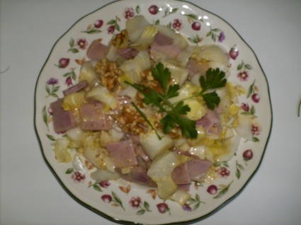 Recette de salade d'envives au jambon et aux noix
