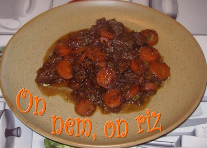 Recette de boeuf braisé aux carottes, pommes et raisins secs