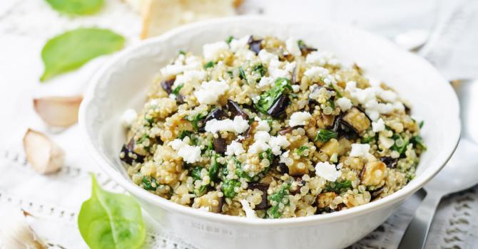Recette de salade de quinoa estivale à l'aubergine et à la feta