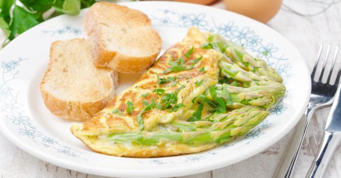 Recette de omelette aux asperges vertes, sauce légère à la moutarde