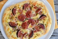 Pizza aux figues, jambon cru, cambozola et pistaches