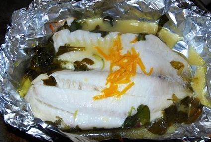 Recette de papillote de colin, lit de mâche et beurre d'orange