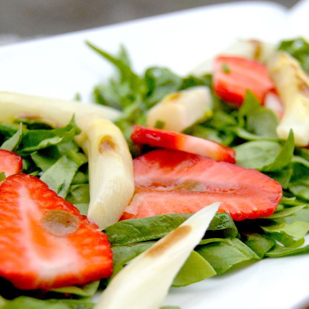 Recette salade aux asperges, aux fraises et aux épinards