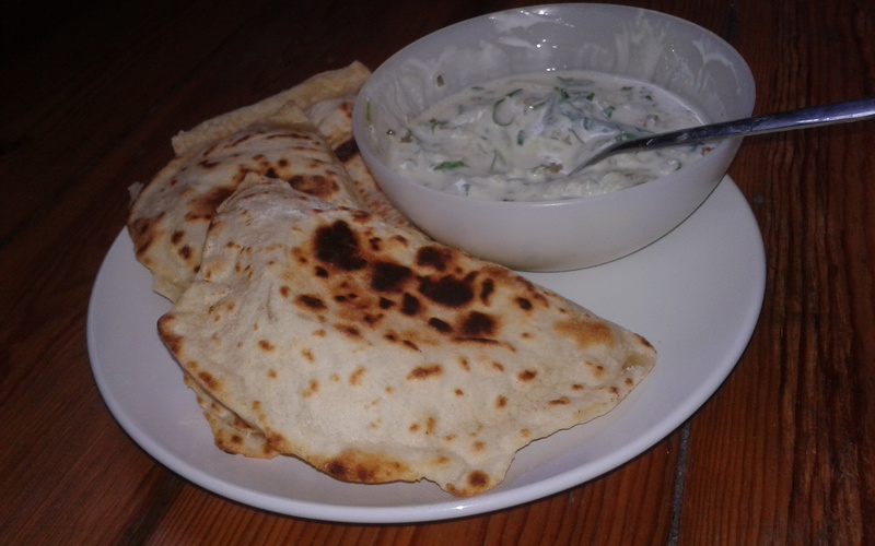 Recette naans au fromage et sauce au concombre pas chère et ...