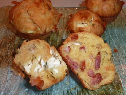 Recette de muffins tièdes aux lardons, chèvre et ciboulette