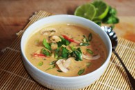 Soupe de coco épicée à la dinde et aux légumes, tom kha gai