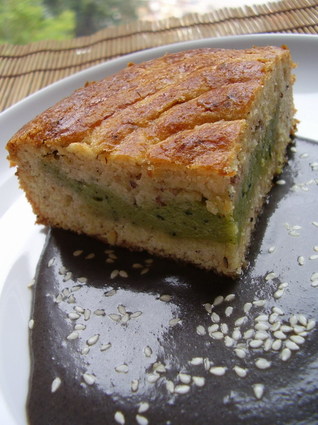 Gâteau basque au thé matcha, noisettes et crème anglaise au sésame