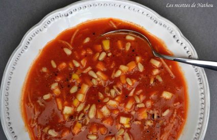Recette de potage aux tomates épicé au curry, dés de pommes et ...