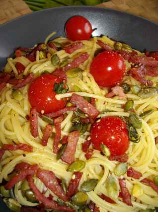 Recette de spaghettis au bacon grillé, graines de courge et tomates ...