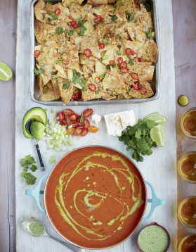 Soupe mexicaine à la tomate, nachos pimentés, légumes et feta ...
