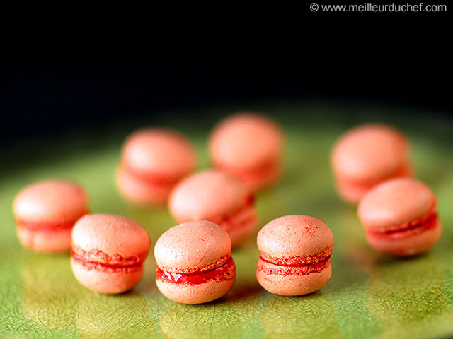 Mini-macarons à la fraise  la recette illustrée  meilleurduchef.com