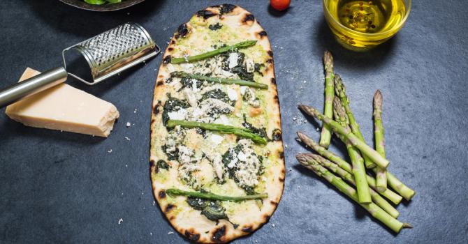 Recette de pizza flambée santé aux asperges et parmesan