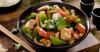 Recette de wok de poulet aux pois gourmands, poivrons et noix de ...