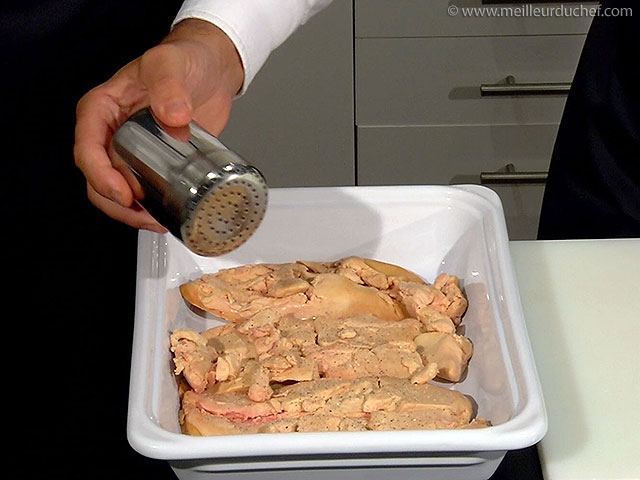 Nettoyer et assaisonner du foie gras frais  la recette illustrée ...