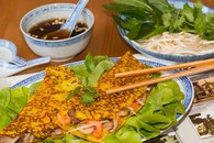 Crêpes vietnamiennes farcies aux crevettes et au porc bánh xèo