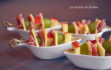 Recette de brochettes de fruits, fromage et salami