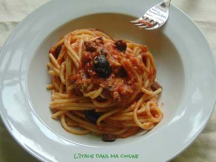 Spaghetti alla strombolana, à la sauce tomate, thon, câpres et olives