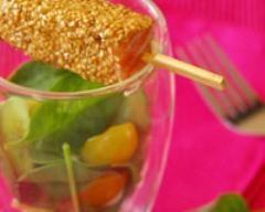 Salade de pousses d'épinard et brochettes de saumon au sésame
