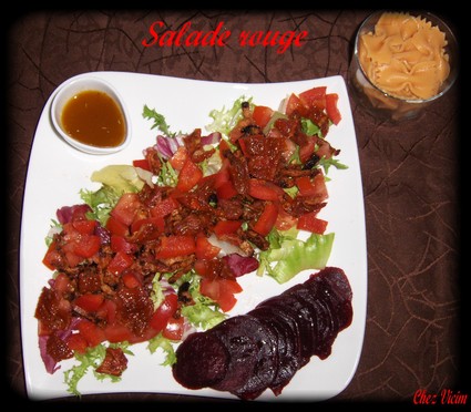 Recette de salade rouge de pâtes aux tomates et lardons