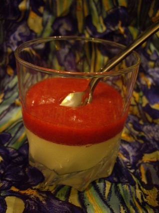 Recette de panna cotta fraises-groseilles au sirop d'érable