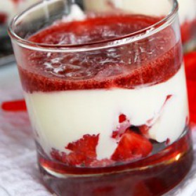 Verrines de fraises, crème yogourt chocolat blanc, gelée de fraises à ...