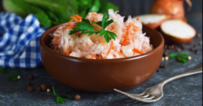 Recette de salade légère de chou aux pommes et surimi