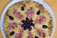 Recette de pizza hawaïenne à l'ananas, jambon et olives