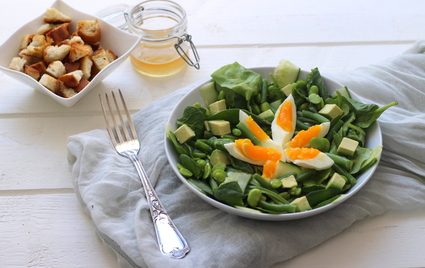 Recette de salade épinards, fèves, concombre, avocat et oeuf