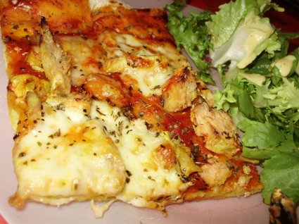 Recette de pizza au poulet mariné, mozzarella, comté et basilic