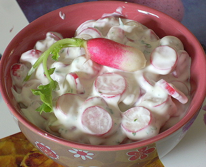 Recette de salade de radis roses aux herbes fraîches