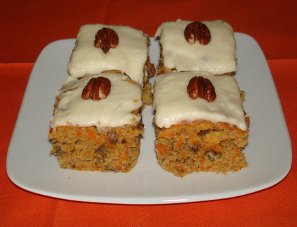 Recette de carrot cake aux noix de pécan et glaçage au fromage ...