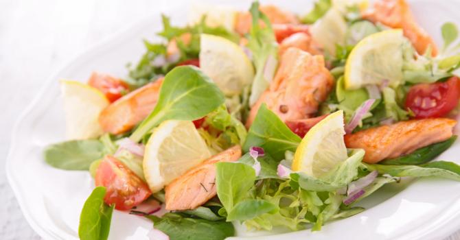 Recette de salade citronnée au saumon et aux tomates cerise