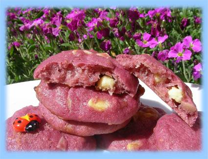 Recette de cookies roses aux framboises, amandes et chocolat blanc