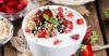 Recette de yaourt gourmand aux fraises, muesli et copeaux de ...
