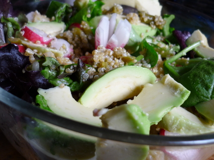 Recette de salade de quinoa, haricots verts, radis et avocat