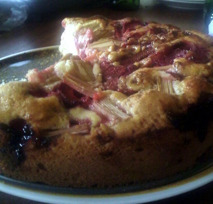 Recette de gâteau moelleux fraises, rhubarbe et noisettes