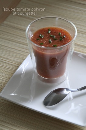 Recette de soupe d'été aux tomates, poivrons et courgettes
