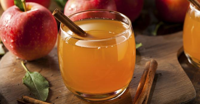 Recette de jus de pomme chaud brûle-graisse au miel et à la cannelle