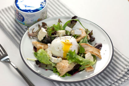Recette de salade de poulet, œuf poché au bresse bleu