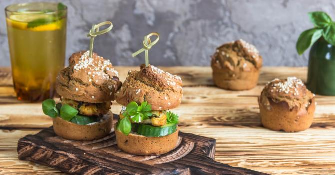 Recette de mini muffins-burgers vegan au concombre et tofu