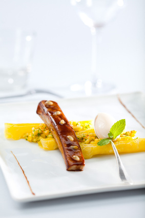 Grillade de foie gras acidulé au fruit de la passion, tartare de ...