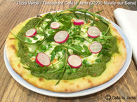 Recette de pizza verde aux petits pois, roquette, céleri et radis