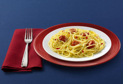 Spaghetti sans gluten à l'ail et huile d'olive, peperoncino et tomates