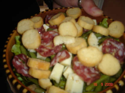 Recette de salade d'hiver au saucisson, croûtons et fromage