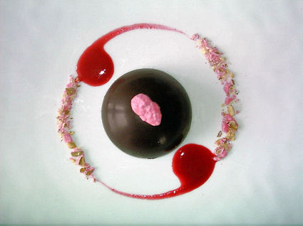 Recette de dôme de chocolat, mousse fraise et pralines roses
