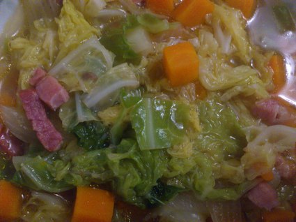 Recette de soupe au chou vert, carottes et lardons fumés