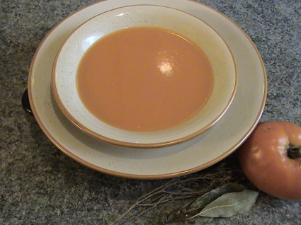 Recette de soupe à la tomate, oignons et herbes