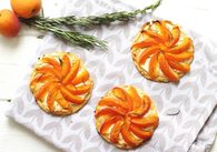 Recette de tartelettes aux abricots, chèvre, miel et romarin