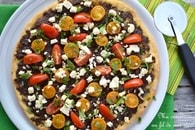 Pizza à la tapenade d'olives noires, tomates cerise et feta